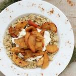 Sorghum-Schüssel mit Joghurt und gewürzten Äpfeln