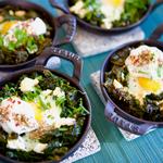 Shakshuka mit Eiern und Kräutern