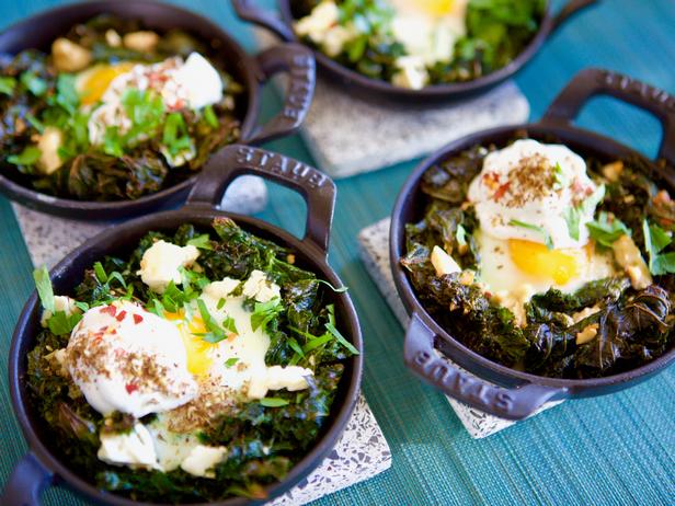 Wie man Shakshuka mit Eiern und Kräutern zubereitet