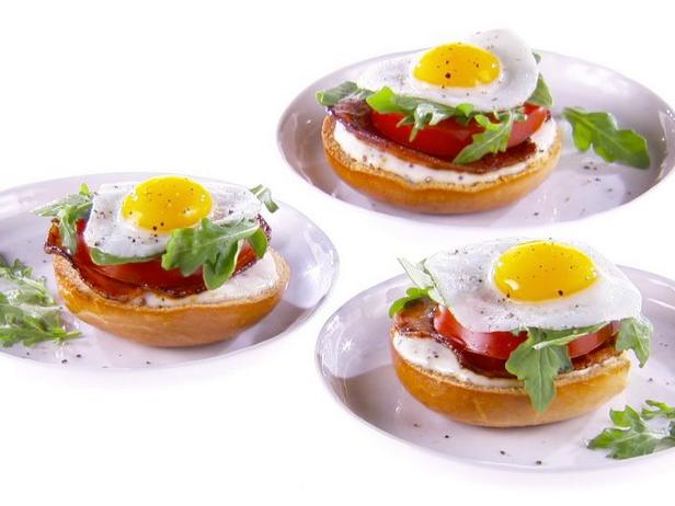 Zubereitung – Sandwiches mit Spiegeleiern, Tomaten, Käsesauce und Speck
