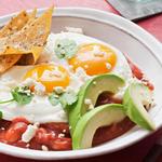 Rührei mit Bohnen und Avocado