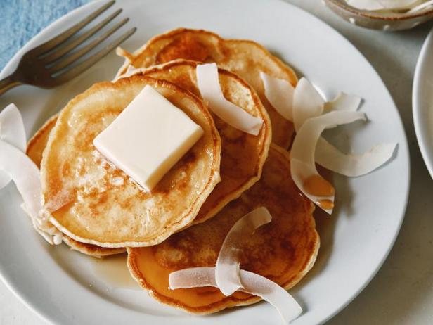Wie man Pfannkuchen aus Kokosmehl zubereitet